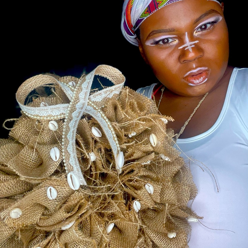 Decorative cowrie shell wreath